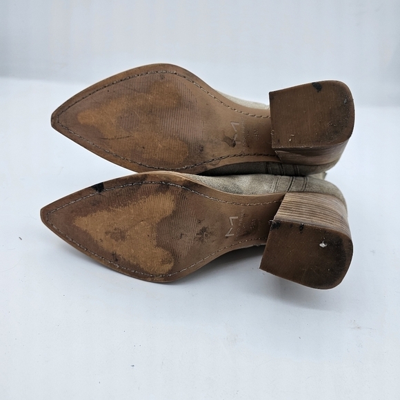 Marc Fisher Ltd. Oshay Beige Suede Leather Pointed Toe Ankle Bootie Size 6.5 - Picture 8 of 11